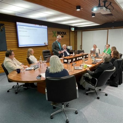Picture of councillors around the table at a budget meeting