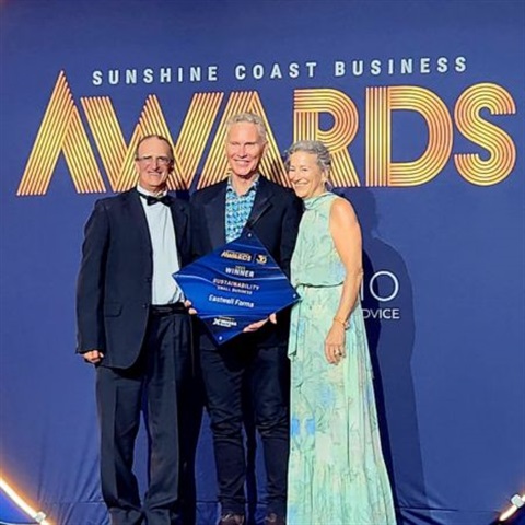 Picture of Mayor Frank Wilkie presenting Eastwell Farm's Bryant and Susie with their Sustainability award