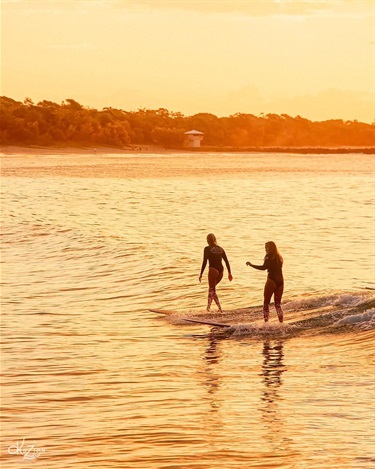 Surfing-in-Noosa (photo credit Kezign)